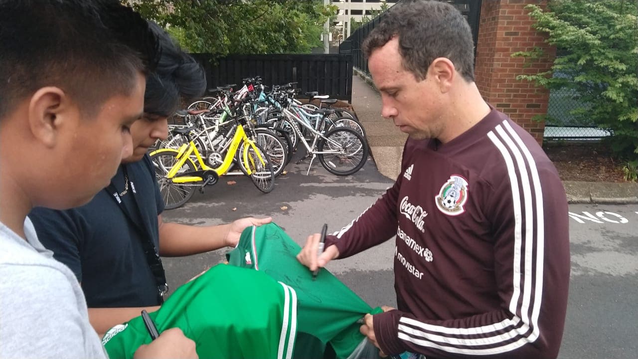 El primero que atendió como parte de la comitiva mexicana fue Gerardo Torrado, también exjugador del 'Tri' y que dio algunos autógrafos.
