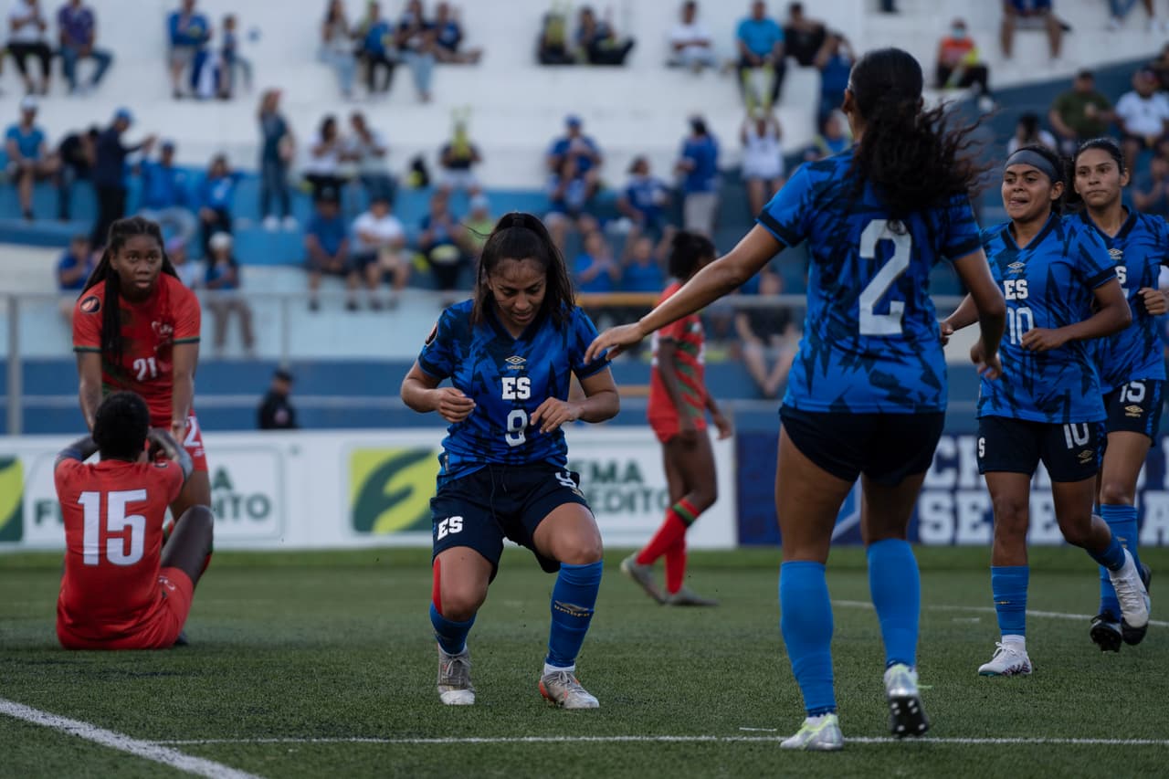 Las jugadoras de El Salvador celebran uno de los nueve goles que le anotaron a la selección de Martinica, el 24 de septiembre de 2023, en el estadio Las Delicias, Santa Tecla. Ese partido las puso a la cabeza de su grupo para clasificar a la Copa Oro.