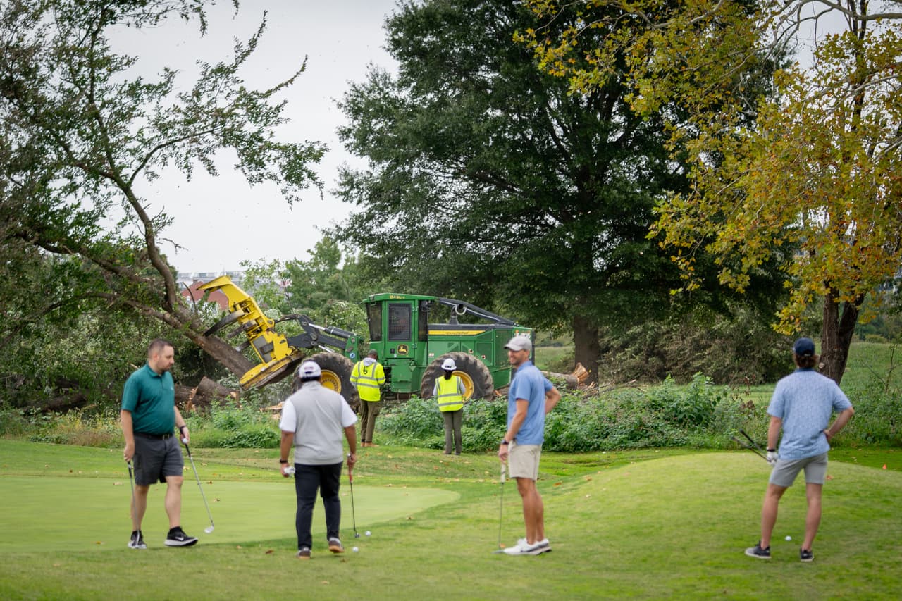 Una jueza ordena detener la tala de árboles en el campo de golf que Trump quiere renovar