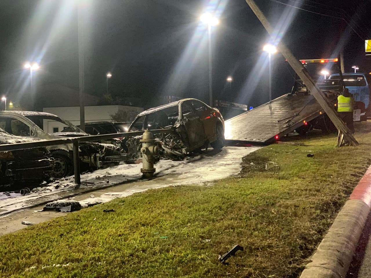 Automóvil se incendia en la interestatal 35 tras un choque que involucra a tres vehículos