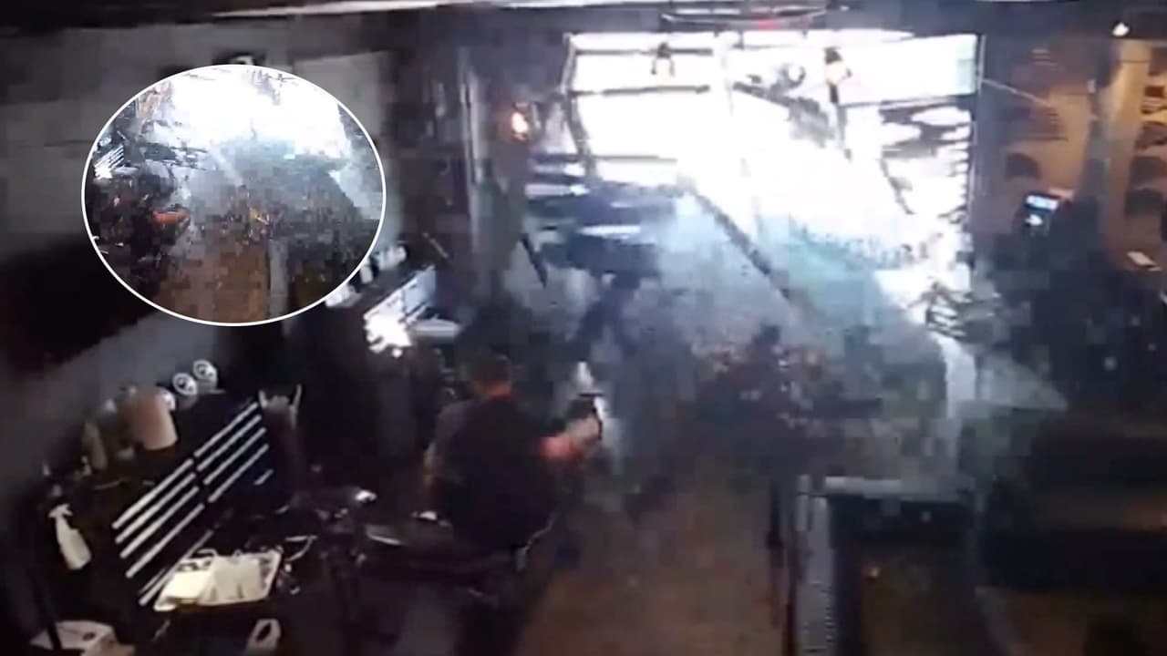 Video capta a un automóvil estrellarse contra un salón de tatuajes en Fayetteville