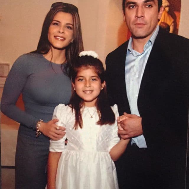 Gabriella Cataño nació en 1995, ese mismo año Jorge Salinas se casó con Fátima Boggio. En 2006, el actor se divorció, justo después del escándalo que significó la relación extramarital que tuvo con la actriz Andrea Noli, de la que nació
<a href="https://www.univision.com/famosos/jorge-salinas-hija-no-reconocida-valentina-noli-acercamiento-gabriella-catano-fotos">Valentina, la hija de 15 años</a>, que el actor no ha reconocido.