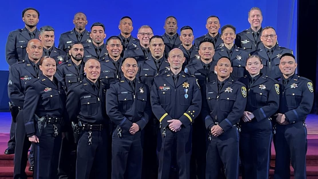 La oficial Jocelyn Chang (segunda de derecha a izquierda en la primera fila) durante su ceremonia de juramentación en febrero de 2023.