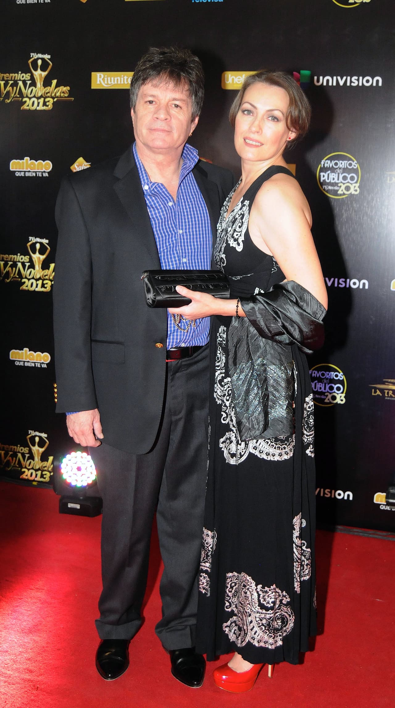 Ante las cámaras del programa 'De primera mano', el actor confirmó que su pareja es la también actriz
<b>Teresa Salinas</b>, a quien conoció mientras grababan
<b><a href="https://www.univision.com/programas/super-momentos-de-novela/asi-lucen-las-muchachitas-25-anos-despues-de-la-telenovela-fotos">la telenovela 'Muchachitas'</a></b>, en el 1991.