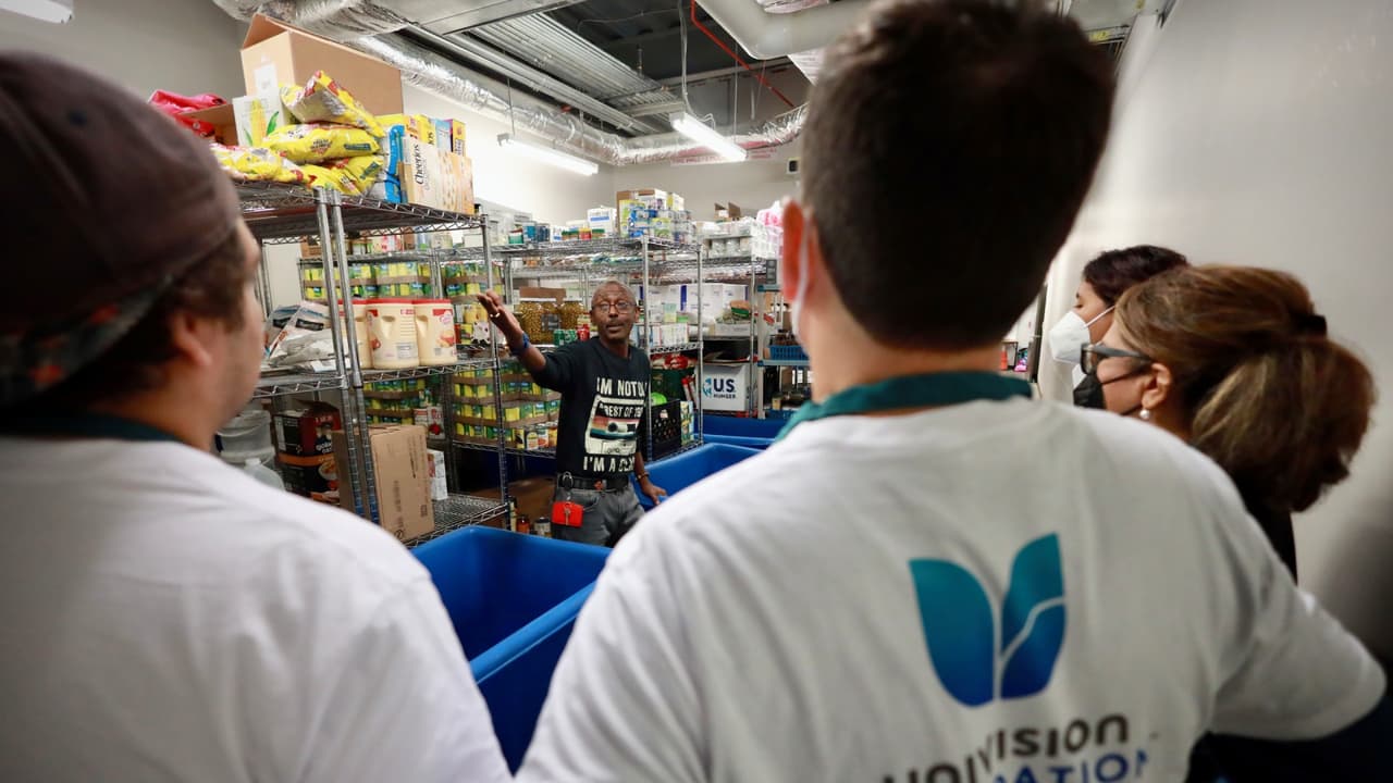 El tour por la instalación de Shepherd's Table. El equipo hizo el recorrido para tener un mejor entendimiento de los servicios que ofrece la organización.