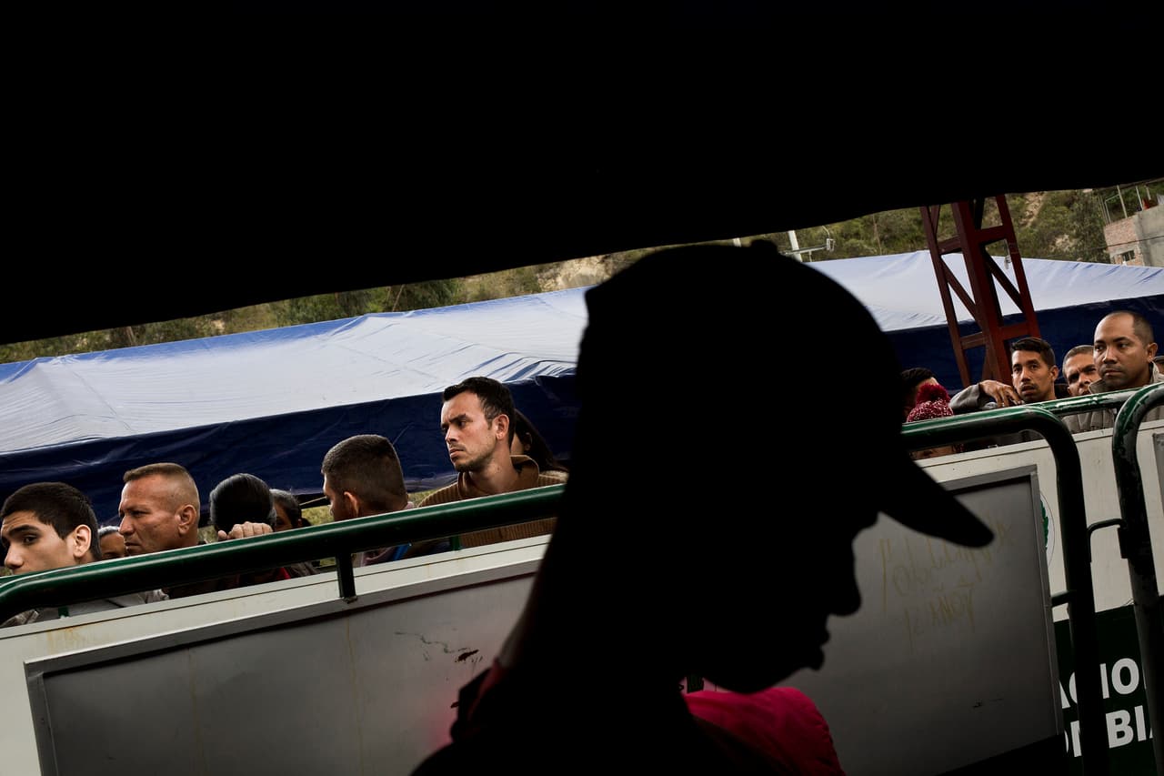 En los últimos meses, las filas de entrada y salida a Ecuador estaban colapsadas. Desde el sábado, muchos venezolanos que no tienen pasaporte se han quedado varados.