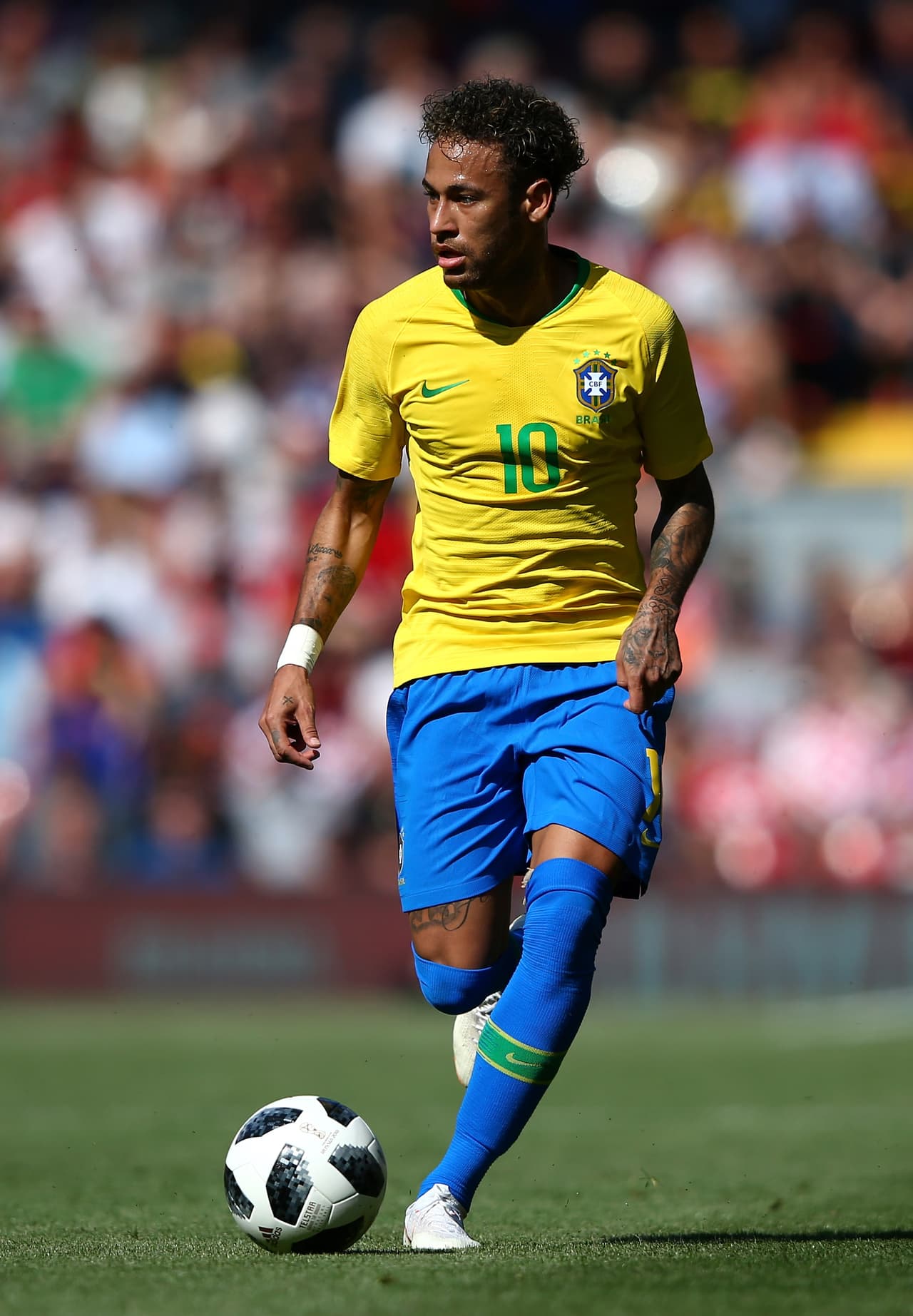 <b>Neymar</b>:
<b>94.9 millones de dólares</b>. Es el crack de la Selección de Brasil y juega con el PSG de Francia.