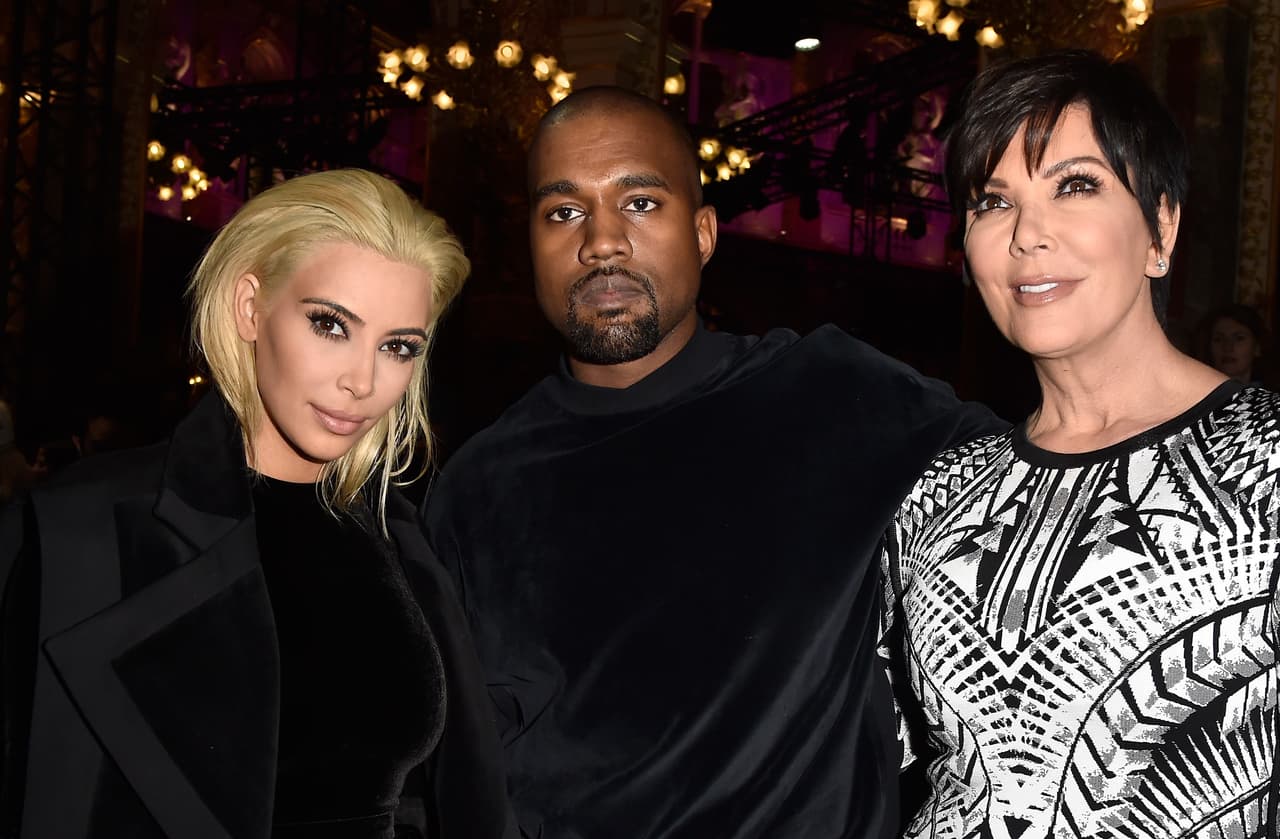 Kris Jenner tiene una mansión en Hidden Hills, California, cerca de donde vive su hija
<b><a href="https://www.univision.com/famosos/casi-imposible-para-kim-kardashian-tomarse-esta-foto-con-sus-cuatro-hijos-fotos">Kim Kardashian con su familia</a></b>.
