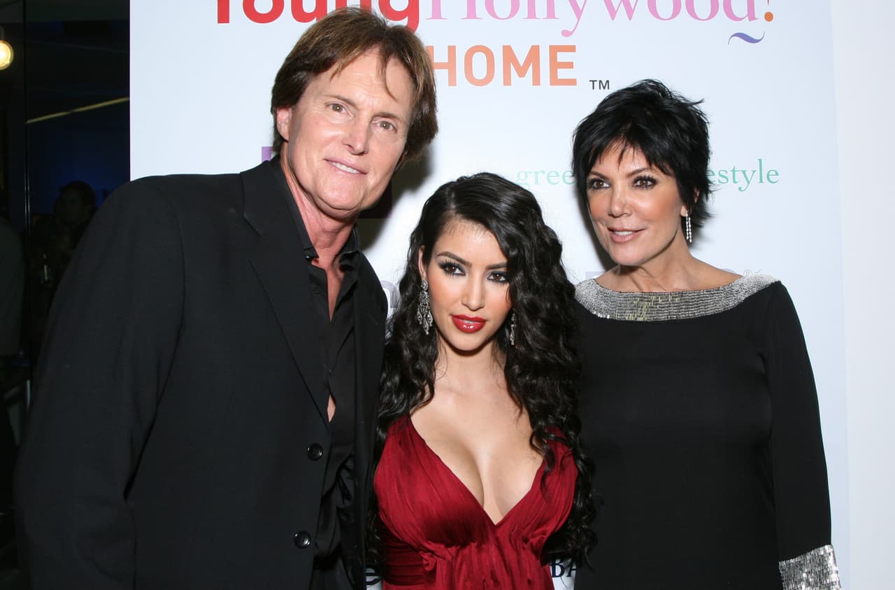 Se unió en matrimonio de nuevo, esta vez con Bruce Jenner con quien tuvo dos hijas más.