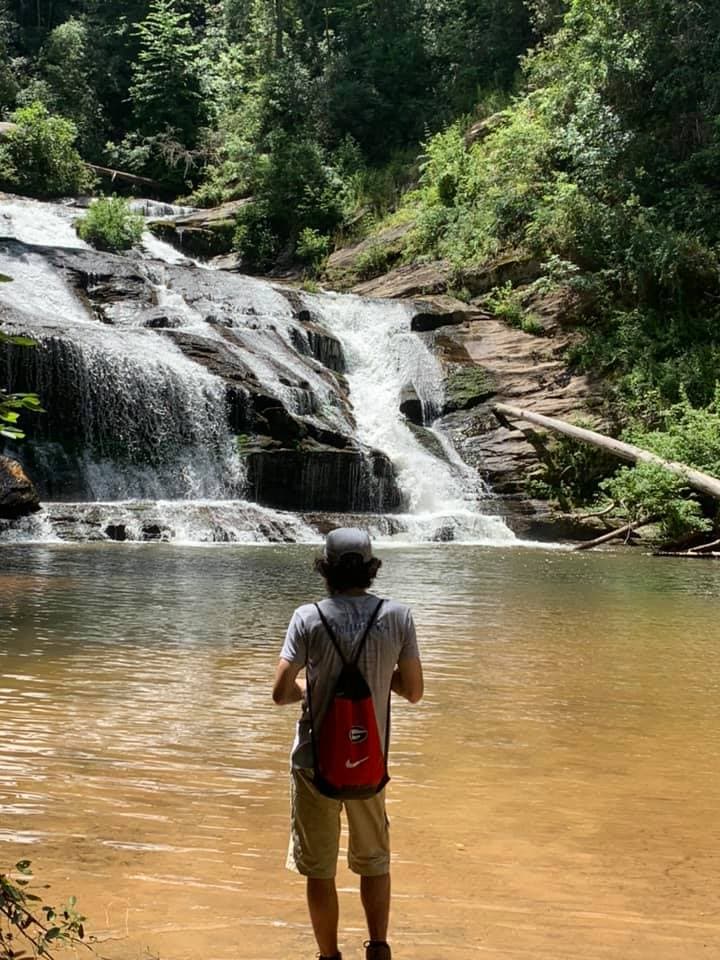 <b>Panther Creek Falls Trail (Clarkesville)</b>
<br>
<b>Sitio web</b>:
<a href="https://www.fs.usda.gov/recarea/conf/recreation/hiking/recarea/?recid=10514&actid=50">https://www.fs.usda.gov/recarea/conf/recreation/hiking/recarea/?recid=10514&actid=50</a>
<br>
<a href="https://goo.gl/maps/oJur8Ls7TbEtFeQq6"><b>Cómo llegar</b></a>
<b> </b>
<br>
<br>Panther Creek desemboca en una poza amplia, profunda y fría que es perfecta para nadar a mitad de una caminata. Viaja por el sendero Panther Creek hasta las cataratas o llévate una mochila para pasar la noche en uno de los muchos campamentos.
