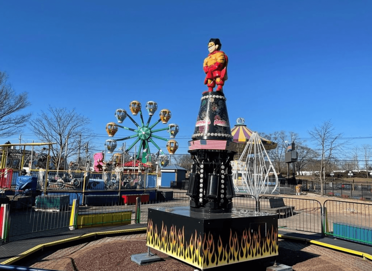 Las primeras cuatro atracciones cuando se inauguró fueron: un campo de minigolf, un carrusel, botes para niños y la montaña rusa Little Dipper.