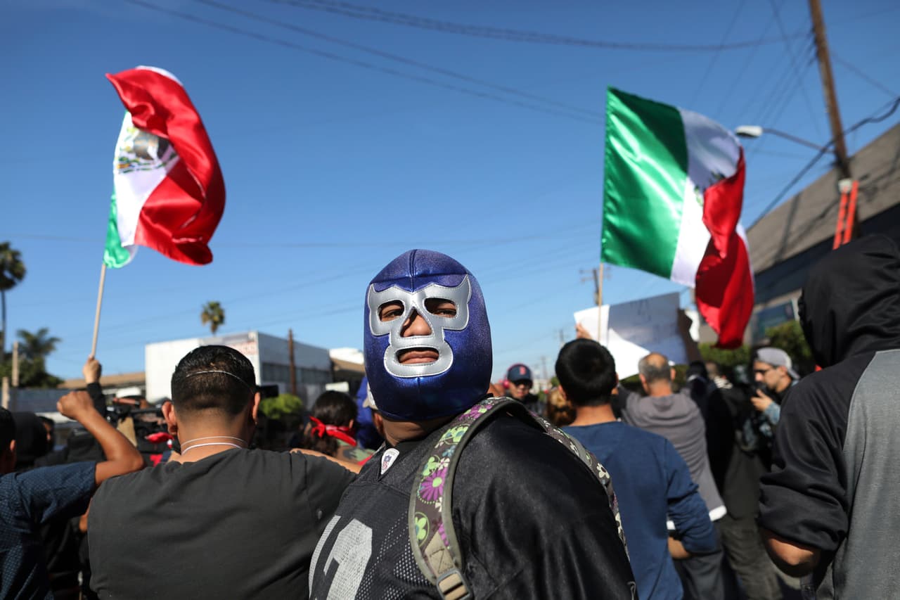 <b>Protesta anticaravana.</b>
<a href="https://www.univision.com/shows/noticiero-univision/al-grito-de-no-a-la-invasion-residentes-de-tijuana-protestan-contra-los-migrantes-de-la-caravana-video">El domingo 18 de noviembre decenas de residentes de Tijuana protestaron</a> contra los migrantes centroamericanos que han llegado a la ciudad en los últimos días. Algunos la calificaron de “invasión”. Al menos 3,000 personas de la caravana que salió a principios de octubre desde Honduras han llegado a Tijuana.