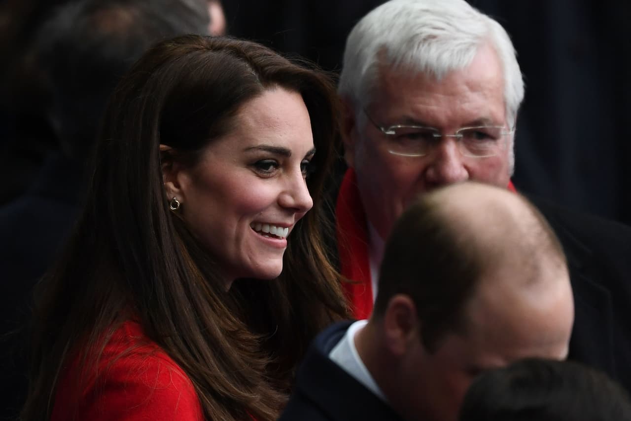 Debajo llevó un cuello de tortuga negro y medias negras. Usó los mismos aretes 'Trinity' de Cartier del día anterior y completó con unas ankle boots posiblemente de
<a href="https://thescarpetta.com/stuart-weitzman-standdap-dress-booties-black">Stuart Weiztman</a> ($459) y unos guantes negros cortos en lana merino con lazo en la muñeca de
<a href="https://www.corneliajames.com/collections/merino-wool-gloves/products/imogen-merino-wool-gloves?utm_source=kms&utm_medium=web"><u>Cornelia James</u></a> ($99).
<br>
<b>Costo total del outfit: $2,473.00</b>