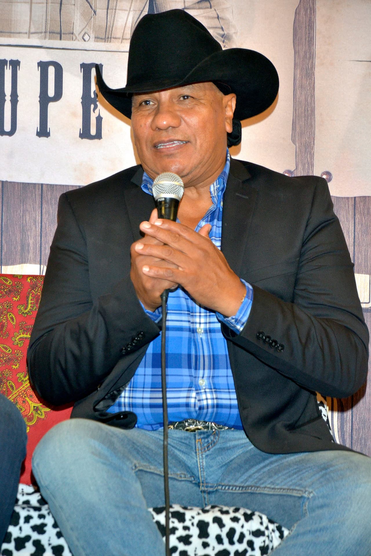 Por ahora, Bronco continúa de gira y promocionando su más reciente éxito, ‘Quiero perderme’. En la entrevista con Imagen Televisión dijeron que siempre han "manejado letras simples, sencillas, que enamoren el alma, que no lesionen los principios morales de nuestros niños, de nuestras mujeres, del amor en sí, que no se degrade a la mujer”.
<br>