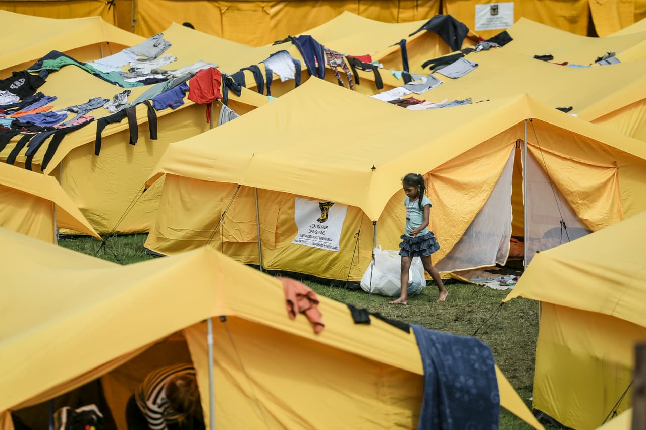 <b>Refugiados venezolanos en Bogotá. </b>Un campamento de tiendas fue construido por la secretaria de bienestar social de la capital colombiana para acoger a los cientos de migrantes venezolanos que vivían en las calles.
<a href="https://www.univision.com/noticias/america-latina/el-exodo-venezolano-en-ecuador-entre-la-solidaridad-y-las-puertas-que-se-cierran-fotos">Millones de venezolanos han abandonado su país en los últimos años</a> empujados por la crisis económica y Colombia ha sido uno de los destinos más importantes. 21 de noviembre de 2018.