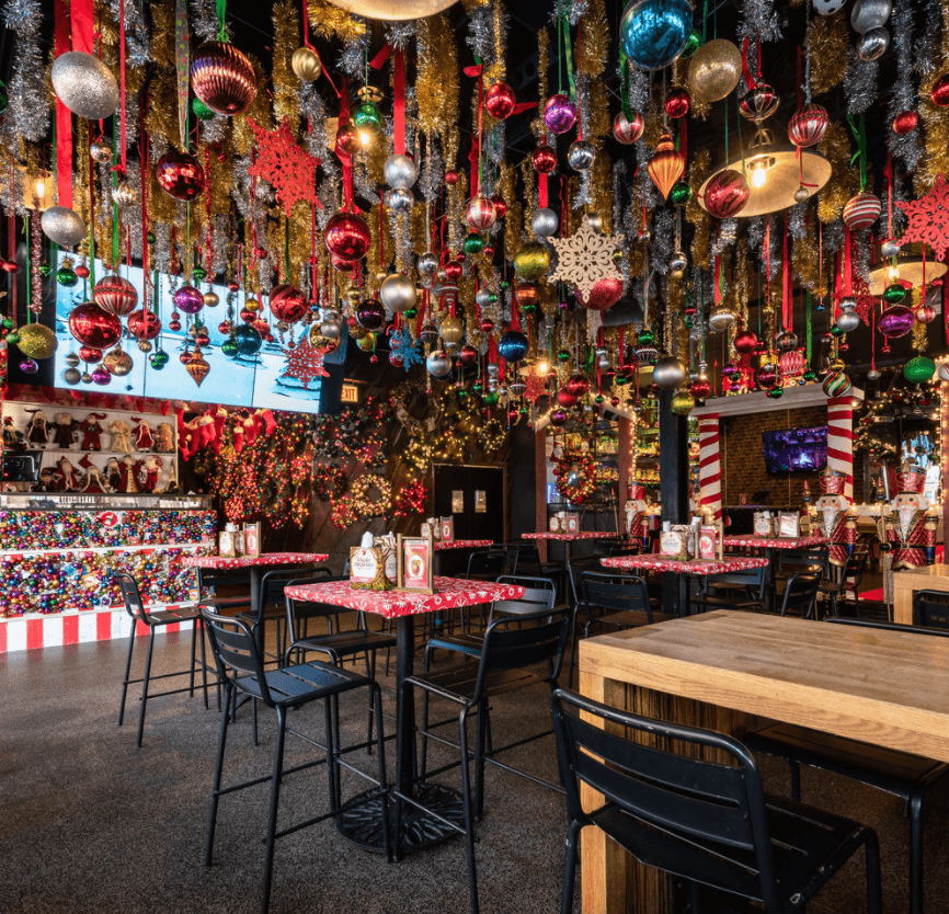 <b>Santa Baby Christmas Bar</b>
<br>Aquí sentirás la energía de la Navidad. Tienen diferentes piezas decorativas donde podrás tomarte fotos y disfrutar de comidas y bebidas. El bar tiene cócteles inspirados en la época.