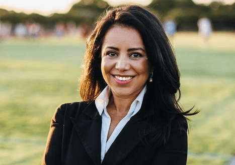 La abogada mexicoamericana Victoria Neave, representante del distrito 107 (Dallas) en la Cámara baja texana, se refirió también a las mujeres.
<br>
<br>"En Texas, defenfemos a las mujeres fuertes como mi madre y mis tías, que me criaron para nunca retroceder durante una dura batalla", afirmó Neave, quien es fundadora de la Women's March en Dallas.
<br>