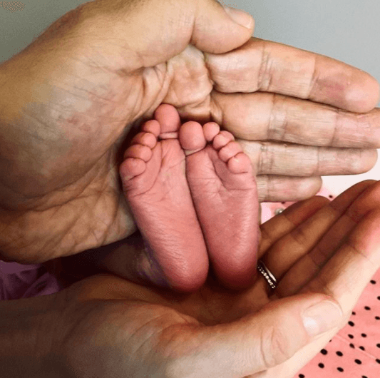 En la tierna postal se puede apreciar los pies de su pequeña hija mientras los sostiene con delicadeza. Al pie de la imagen expresó: “Nuestro regalo de Dios.”
<br>