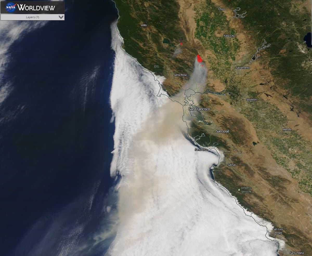 El condado Yolo queda ubicado al noreste de Sacramento, pero los fuertes vientos provocaron que el humo viajara unas 75 millas y llegara hasta el área de la Bahía de San Francisco, como se puede ver en esta imagen satelital del Servicio Nacional del Clima.