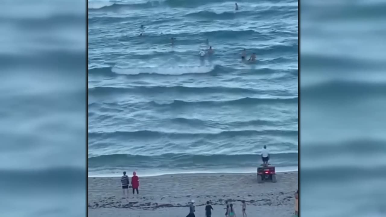 Pasadas las 5:30 pm de este miércoles, las autoridades comenzaron a recibir varias llamadas de emergencia sobre lo que ocurría, a unos 200 pies de la orilla en las playas de Miami Beach, a la altura de la calle 54 y la avenida Collins.
<br>
