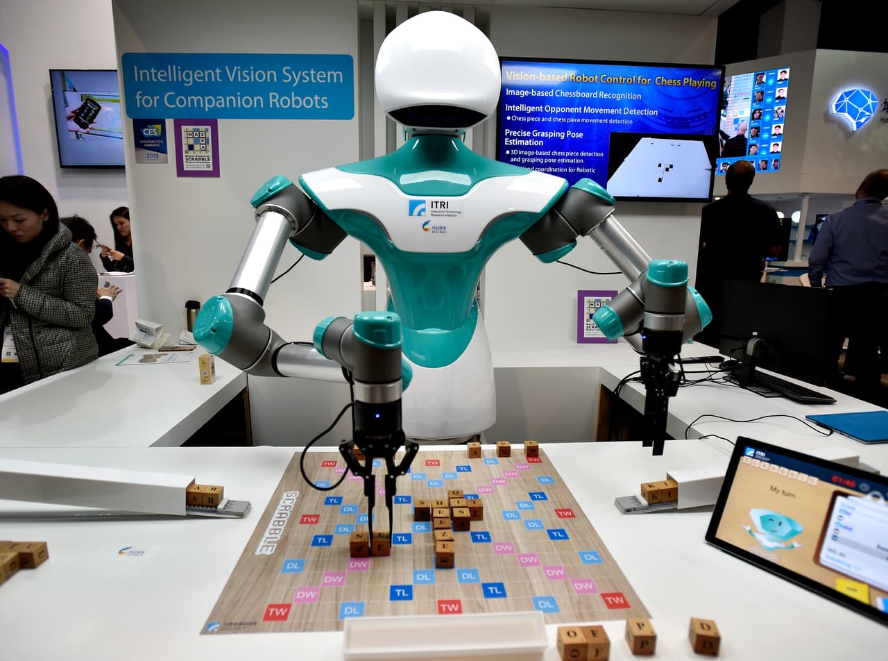 Un robot de visión inteligente juega Scrabble con los asistentes de la feria CES. David Becker