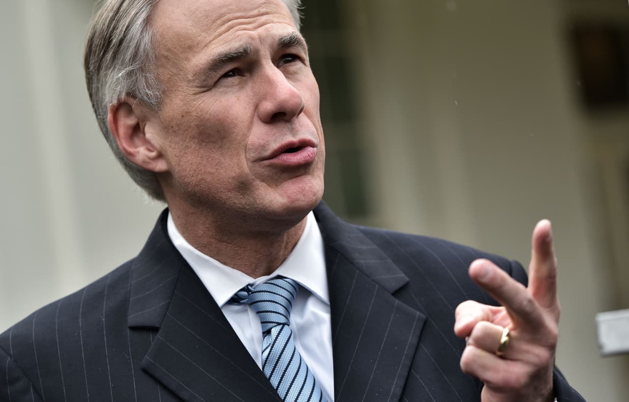 Greg Abbott firmó la ley que prohíbe las ciudades santuario en Texas.
