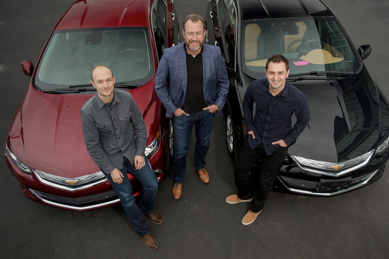 Dan Ammann de GM y John Zimmer (derecha) y Logan Green (izquierda) de Lyft