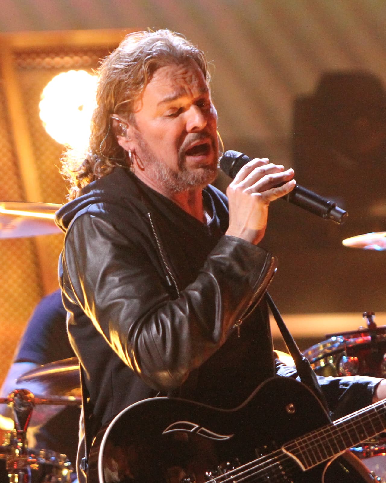 Fher Olvera, el vocalista de Maná, dio mucho de qué hablar después de que apareció en los Latin GRAMMY 2018 con el rostro visiblemente transformado.