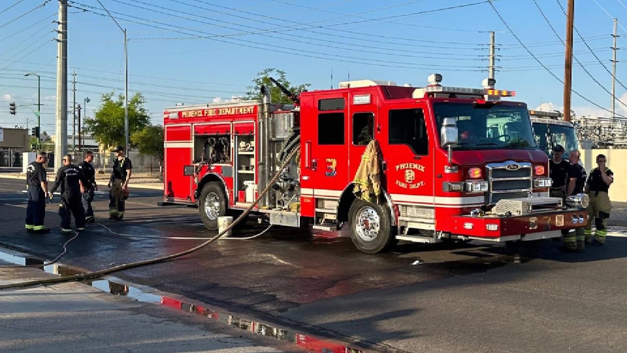 Cuatro bomberos y un conductor son trasladados a un hospital por accidente de tránsito