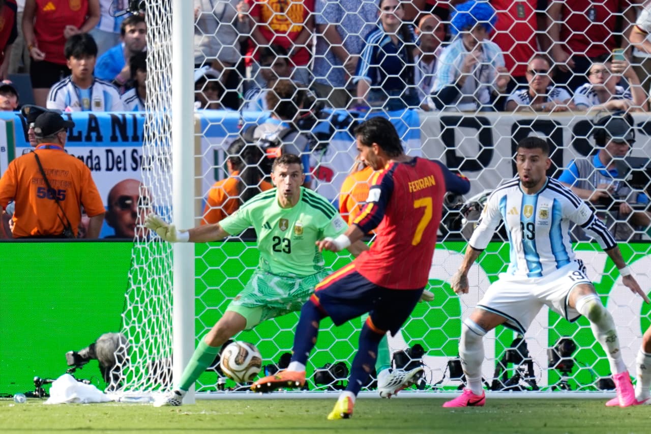 Minuto 106 del partido: El gol de la victoria, Ferrán Gómez anota el primer y único gol de la jornada que da la victoria a España.