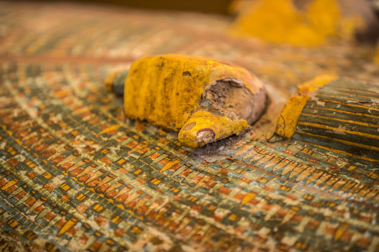 Los arqueólogos pudieron determinar que en uno de los sarcófagos estaba una mujer y en otro un hombre debido a la posición de sus manos. Las mujeres eran enterradas con las manos abiertas, mientras que las de los hombres se cerraban, explicó el secretario general del Consejo Supremo de Arqueólogos, Mostafa Waziri, y reseñó la agencia AP.