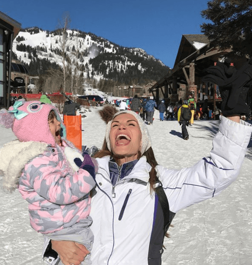 Aunque Cristy Bernal no podía esquiar debido a su embarazo, la pasó muy bien en familia.
