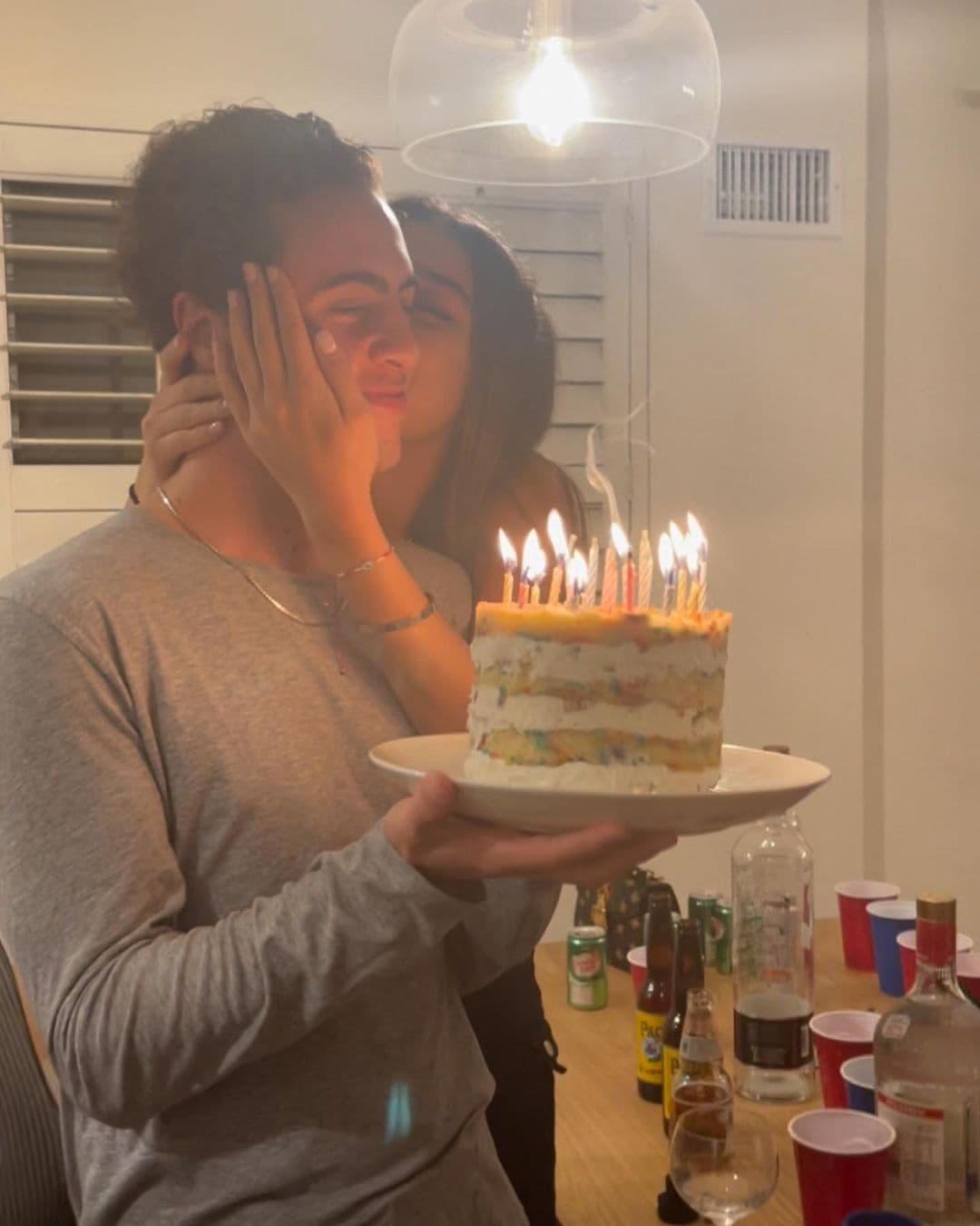 Recientemente, cumplió 21 años y los celebró en compañía de su amada Valentina Fernández.