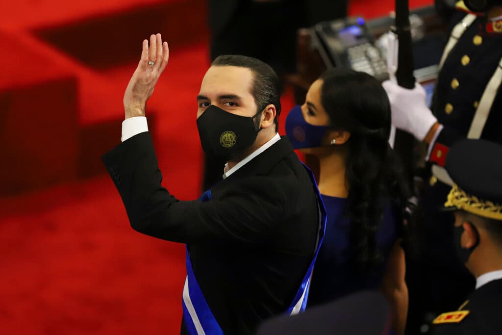 El presidente de El Salvador, Nayib Bukele, saluda en el Congreso el jueves 1 de junio de 2021 durante su informe anual a la nación.