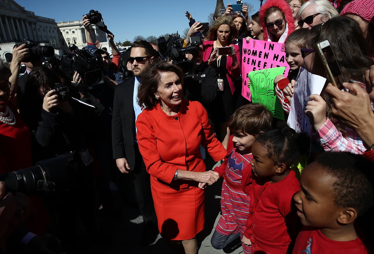 <b>Washington, EEUU.</b> Nancy Pelosi, líder de la minoría de la Cámara de Representantes de los EEUU saluda a los partidarios de los derechos de las mujeres reunidos fuera del Capitolio, como parte de la conmemoración del Día Internacional de la Mujer en Washington.