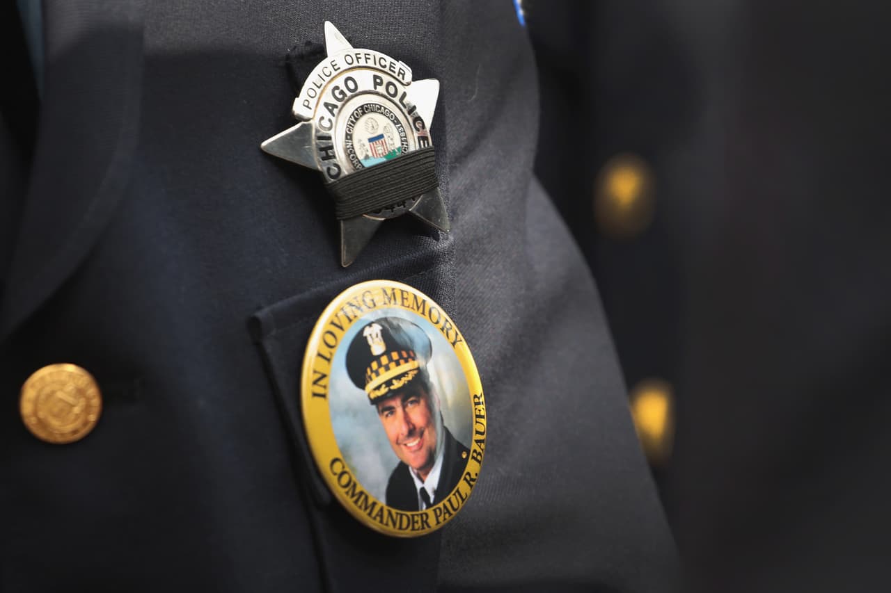 Varios agentes llevaban botones con el rostro de Bauer quien recibió seis tiros de bala.