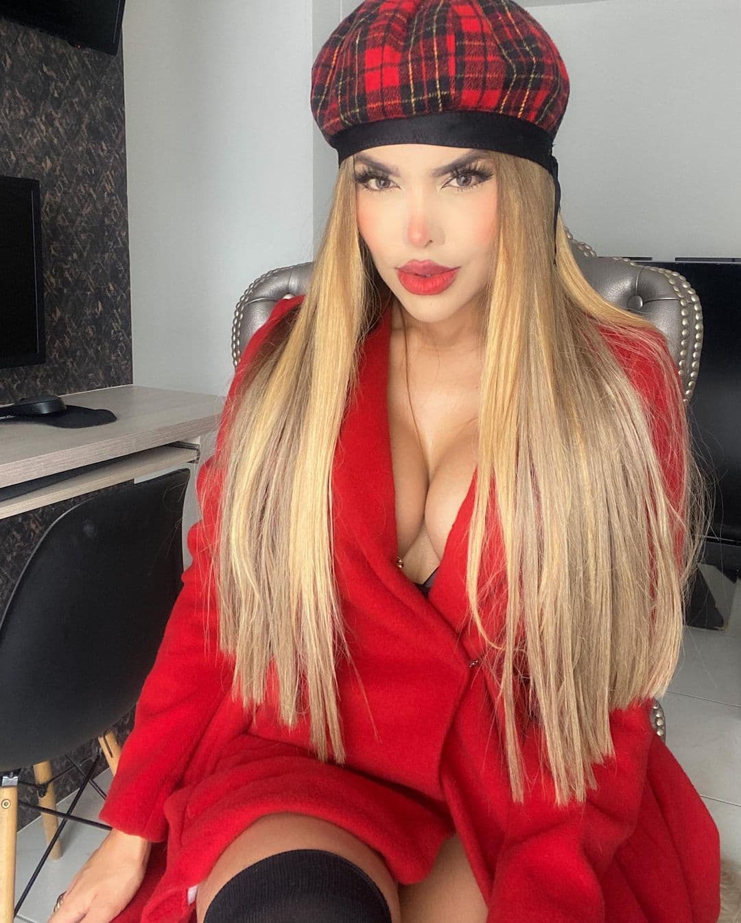 Además, también demostró tener sentido del humor al preguntar sobre qué más cirugías estéticas existen para que se las pueda realizar.