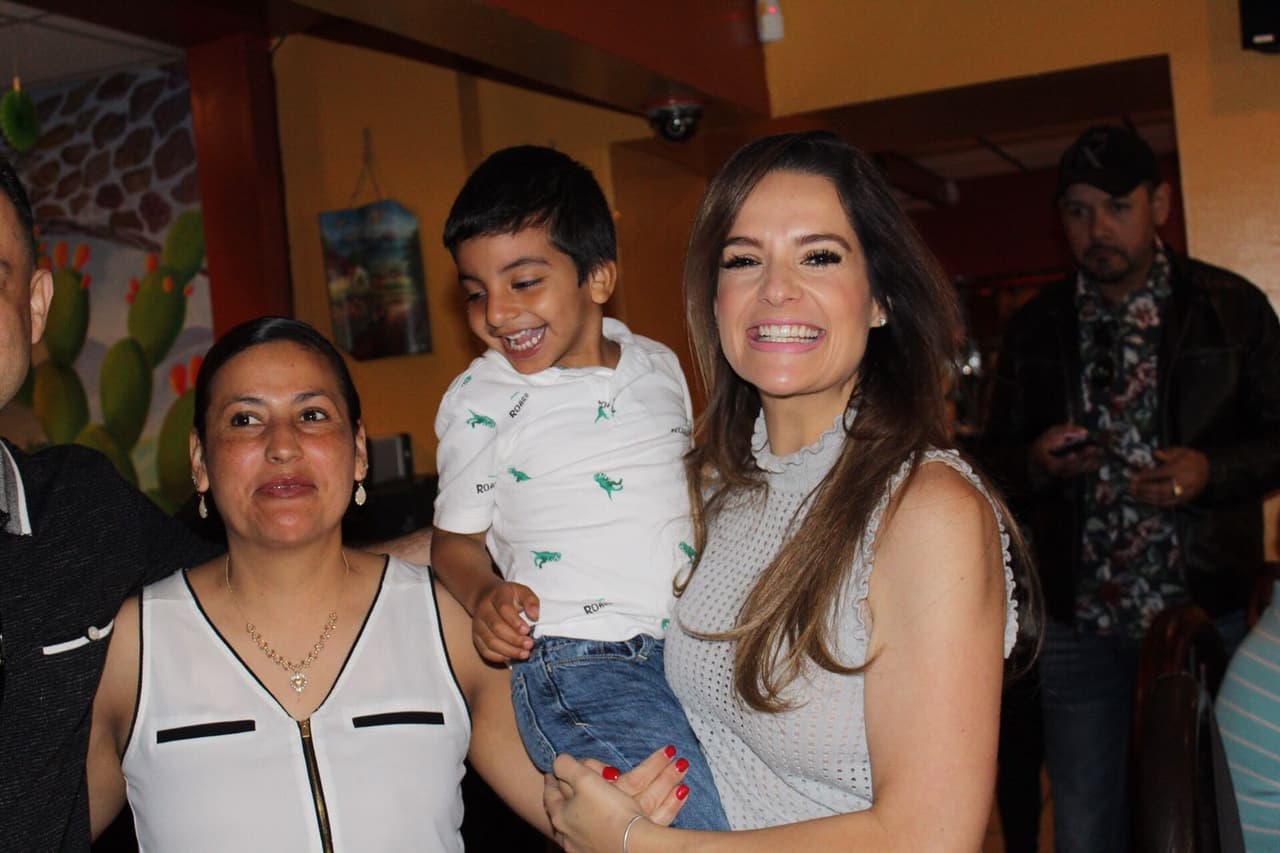 Muy felices, ellos saludaron a sus oyentes.