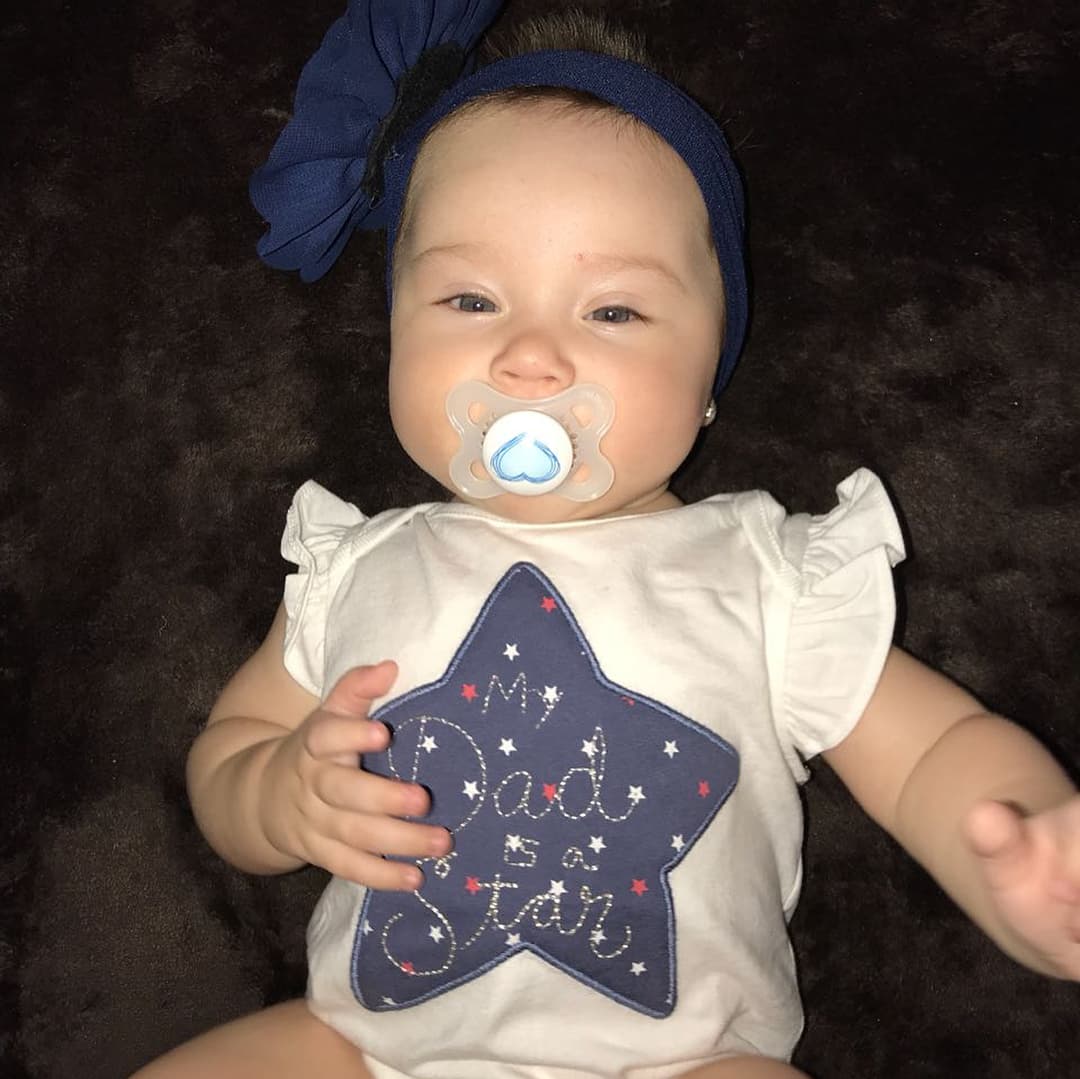 La única que sí está siempre con él es la hija que tuvo con Fernanda Gómez, su actual esposa, pero arranquemos cronológicamente.