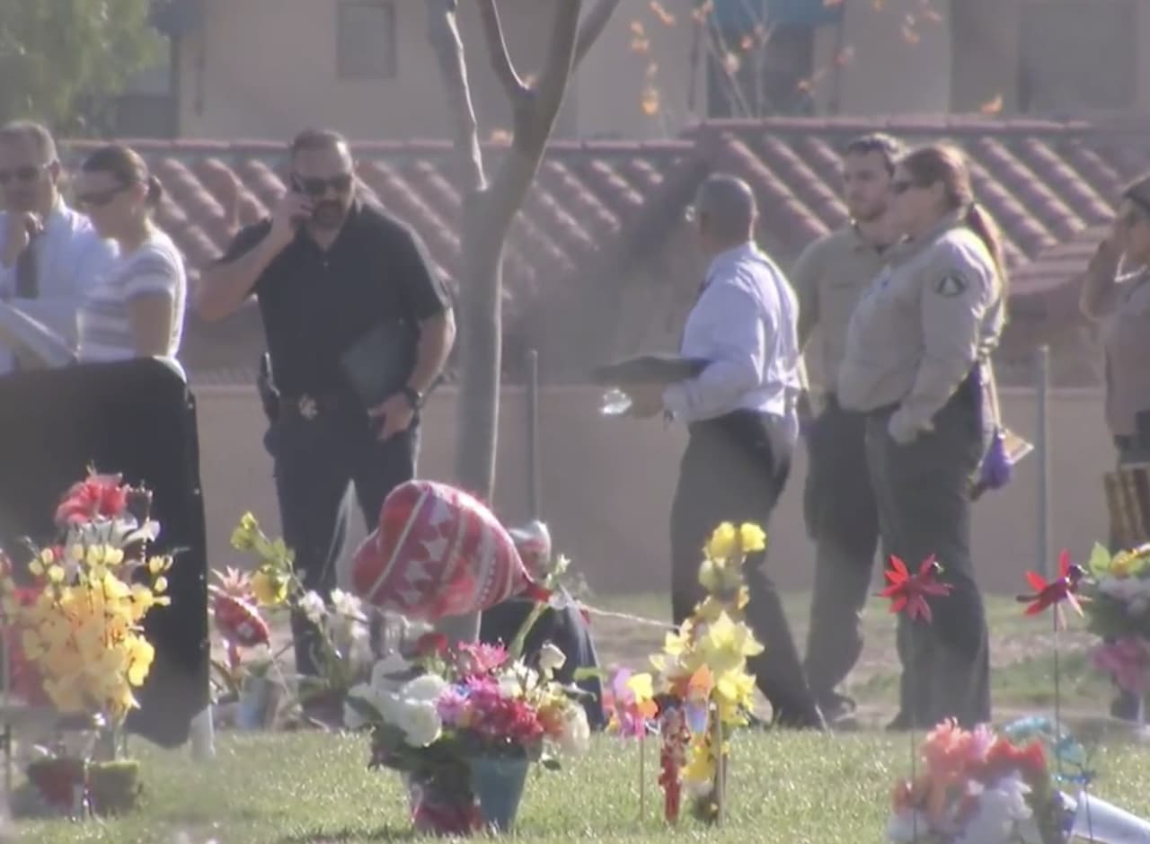 <b>Los cuerpos fueron encontrados en la mañana de este lunes en el Cementerio del Valle ubicado en la cuadra 900 del Bulevar N. Perris</b>, cerca de la autopista interestatal 215.