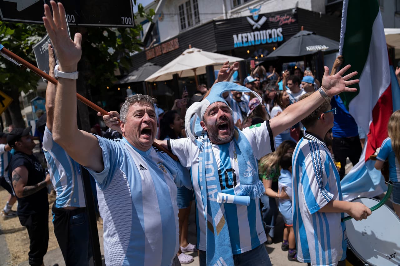En otro de los países vecinos de Argentina, el festejo también fue palpable. En la imagen, aficionados de la selección argentina celebran el título conseguido en la Copa del Mundo Qatar 2022 tras vencer a Francia en la final, este domingo, en Viña del Mar, Chile.