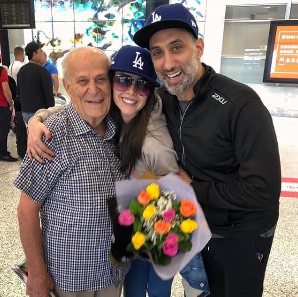 En Los Ángeles, Marlene se reunió con la familia de su esposo. Su suegro la recibió con un ramo de flores.