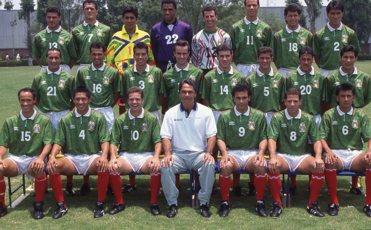 <b>1994. </b>Chávez, Hermosillo, Campos, Chávez, Fernández, Alves, Salgado, Suárez; Gutiérrez, Valdéz, Ramírez, Salvador, Del Olmo, Ramírez, Galindo, Espinoza, Ambríz, García, Mejía, Sánchez, García, Bernal.