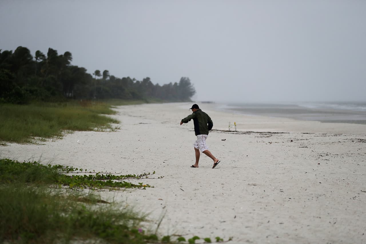 Se espera que Irma golpee más fuerte en las próximas horas en la costa oeste de Florida. En esta foto, un hombre caminando por la playa mientras los primeros efectos del huracán Irma golpean en Naples, Florida, este domingo