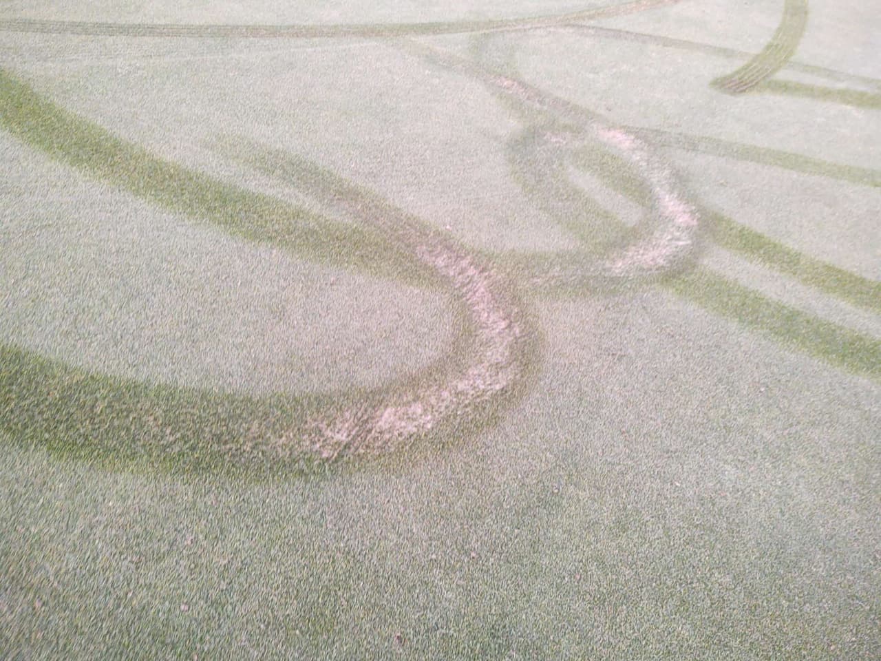 De acuerdo con el reporte policiaco, el daño hecho en el campo de golf en Yuma será clasificado como un delito grave.
<br>