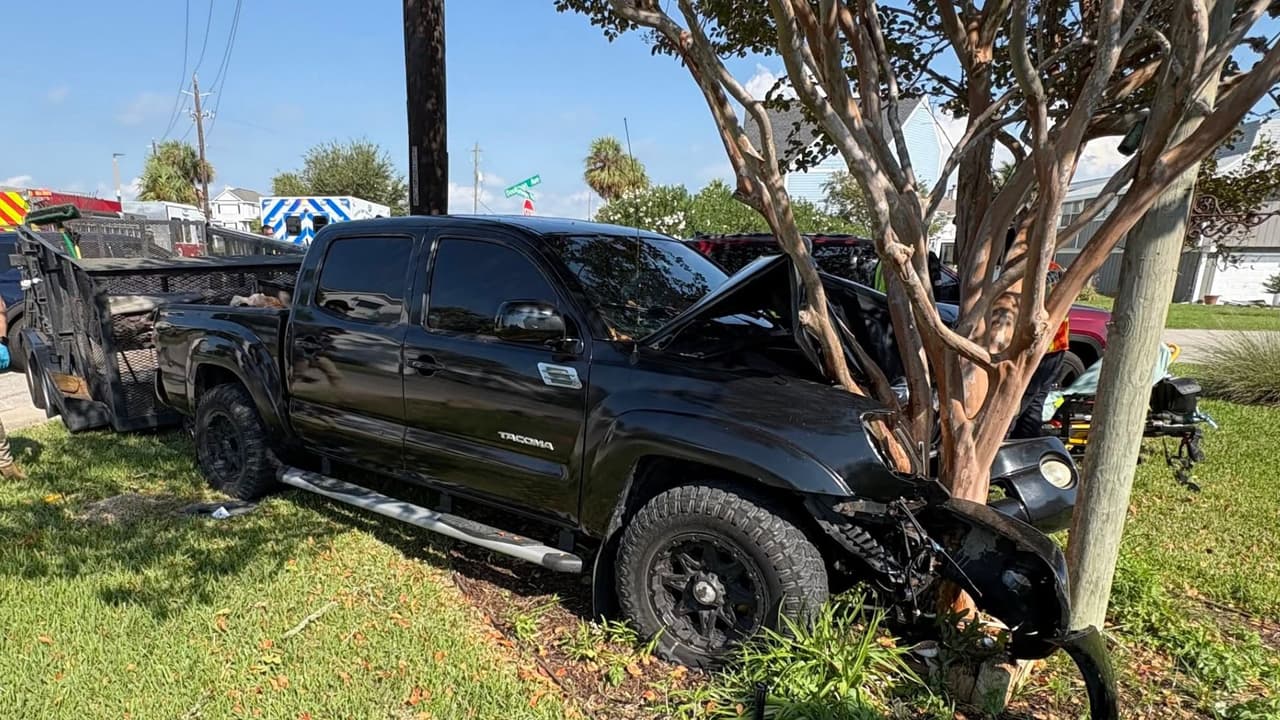 Inmigrante guatemalteco choca contra un vehículo federal y luego contra un árbol durante operativo de ICE en League City