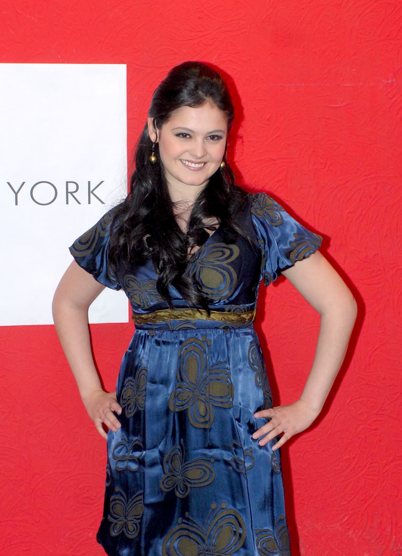 "Muchas cosas se juntaron y por eso decido hoy
<b><a href="https://www.univision.com/famosos/estas-actrices-dieron-un-giro-radical-y-se-convirtieron-en-predicadoras-de-sus-religiones-fotos">abrir un poco de mi vida a todos</a></b>, junto con
<b>mis nuevos negocios</b> que me tiene muy emocionada.
<b> Soy fotógrafa</b> hace unos años y ahora estoy en Mary Kay. Muy feliz y con metas de todo tipo, y sobre todo con mi familia y mi Dios Jehová", se lee en el tuit.
<br>