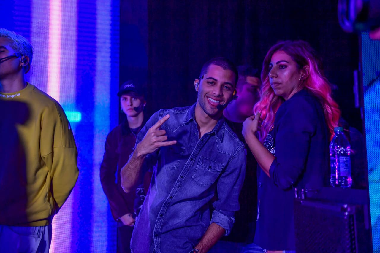 Para quien todo eran risas y buena vibra fue el integrante cubano del grupo, Erick Brian, quien no dudó en sonreír para nuestra cámara, mientras hablaba con su mánager, Clara Pablo.