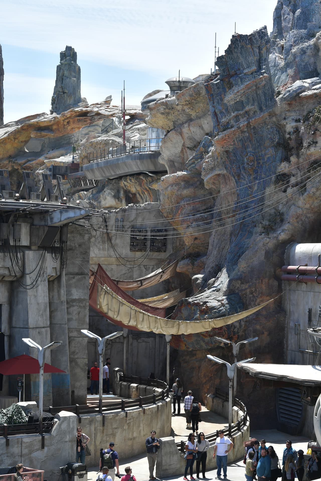 Disney hizo más que un parque de atracciones con Star Wars. Todo este universo fue contruido para que los visitantes sientan que están viviendo una experiencia real al mundo creado por George Lucas.