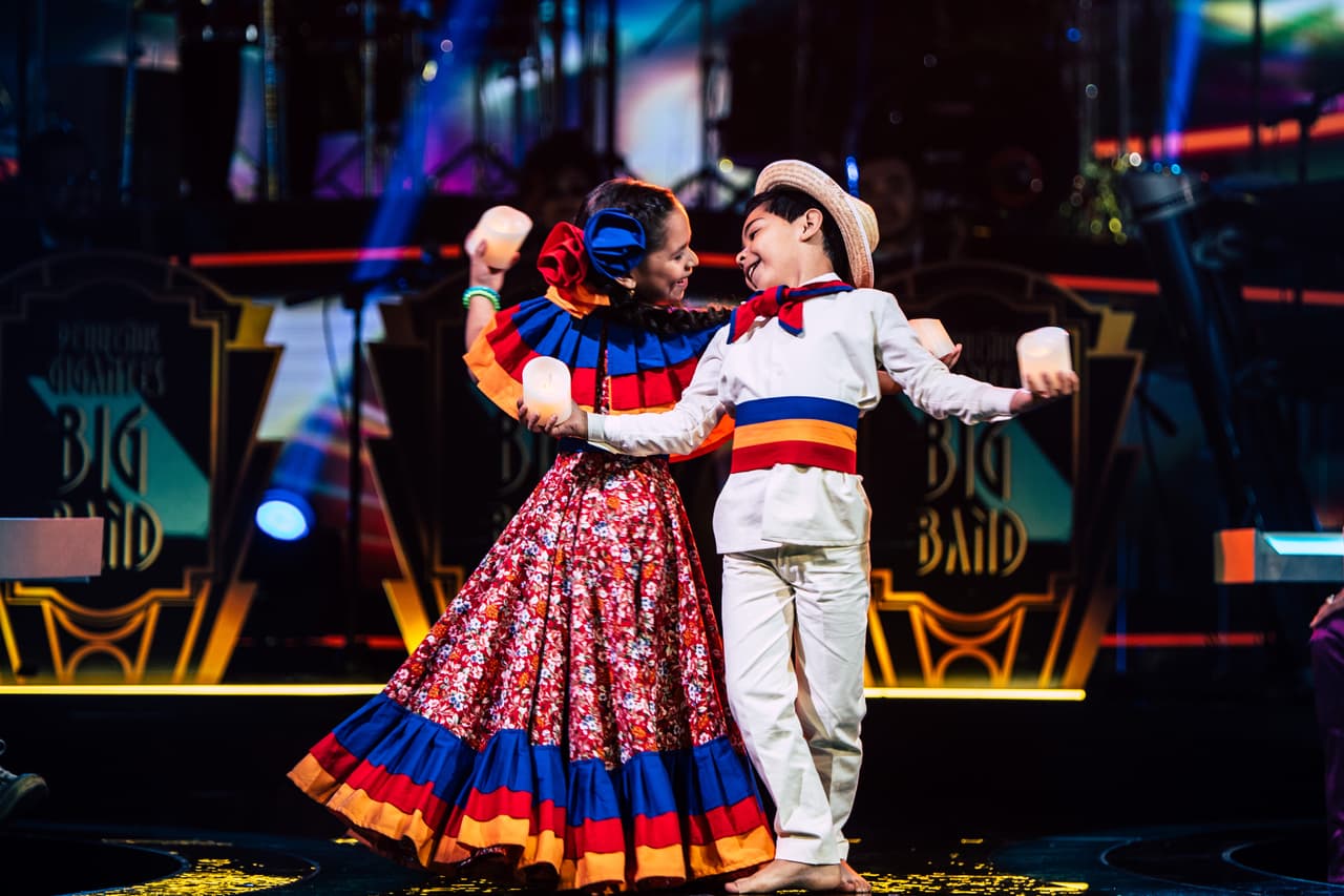 En el séptimo show bailaron una cumbia al son de 'La pollera colorá' de Yuri.
